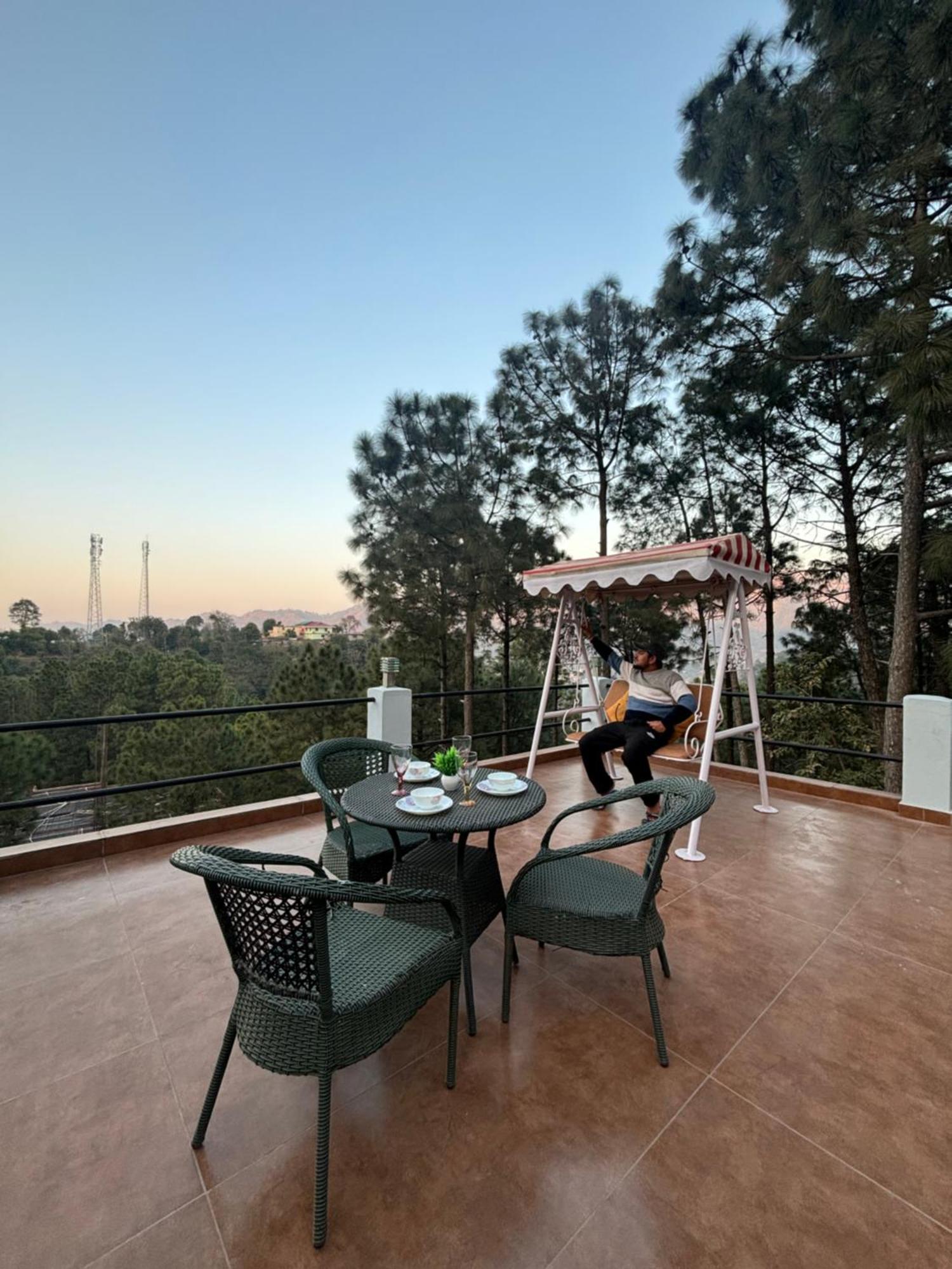 Family Suit Kasauli Exterior foto